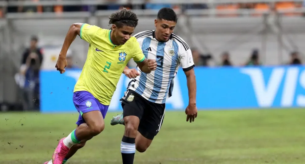 Con una actuación descomunal del 'Diablito' Echeverri, Argentina goleó a Brasil y se metió en semifinales