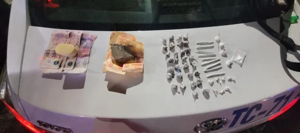 Dos jóvenes detenidos por hacer disturbios: les encontraron drogas 
