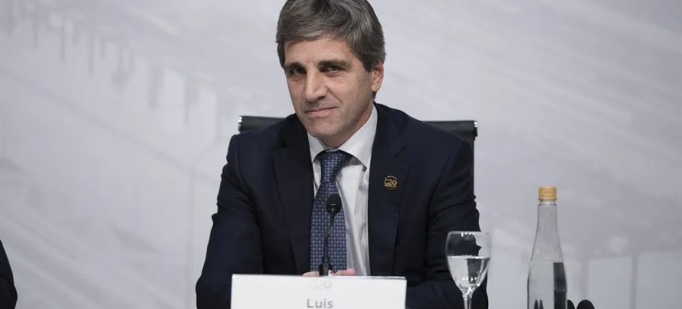Luis Caputo se reúne con representantes bancarios para abordar la problemática de las leliqs