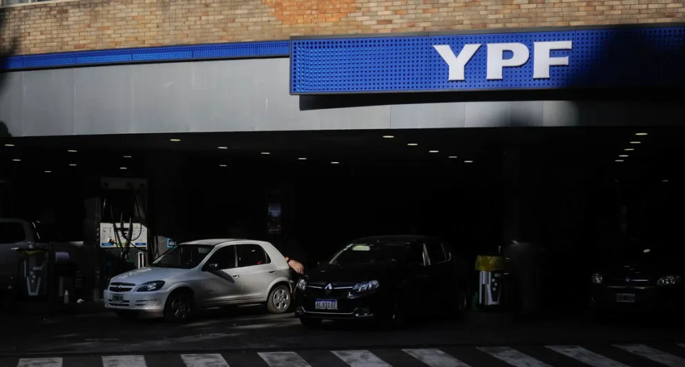  YPF aumenta la nafta y el gasoil 10% en medio de la transición política