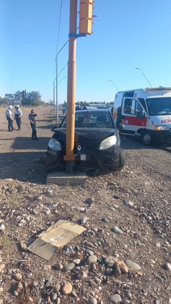 Perdió el control de su auto, impactó contra el semáforo y lo descolgó