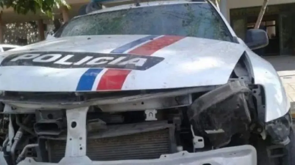 Un patrullero llevaba a una mujer a hacer una denuncia por violencia y chocó en el camino