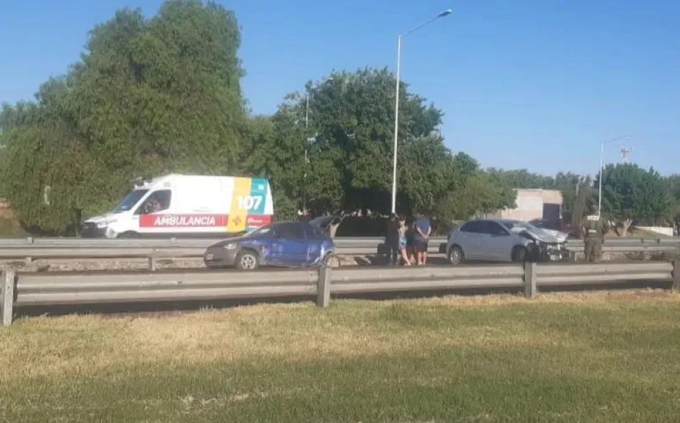 Dos automóviles protagonizaron un fuerte choque en Circunvalación