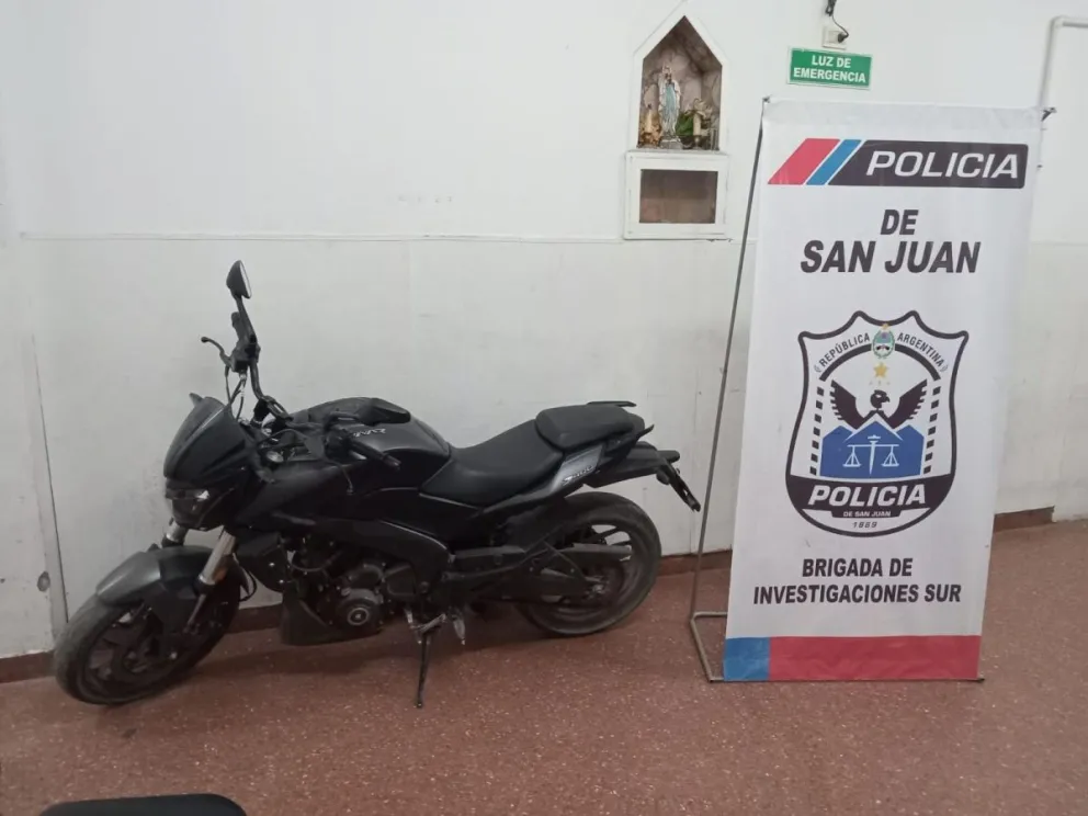 Circulaba en una moto robada y al ver a la policía la abandonó y salió corriendo