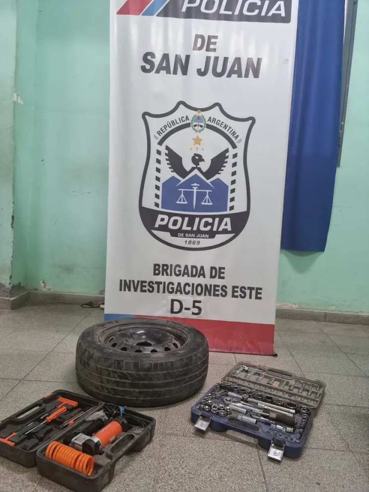 Detuvieron a un ladrón que robó herramientas y las escondió en una cuneta 