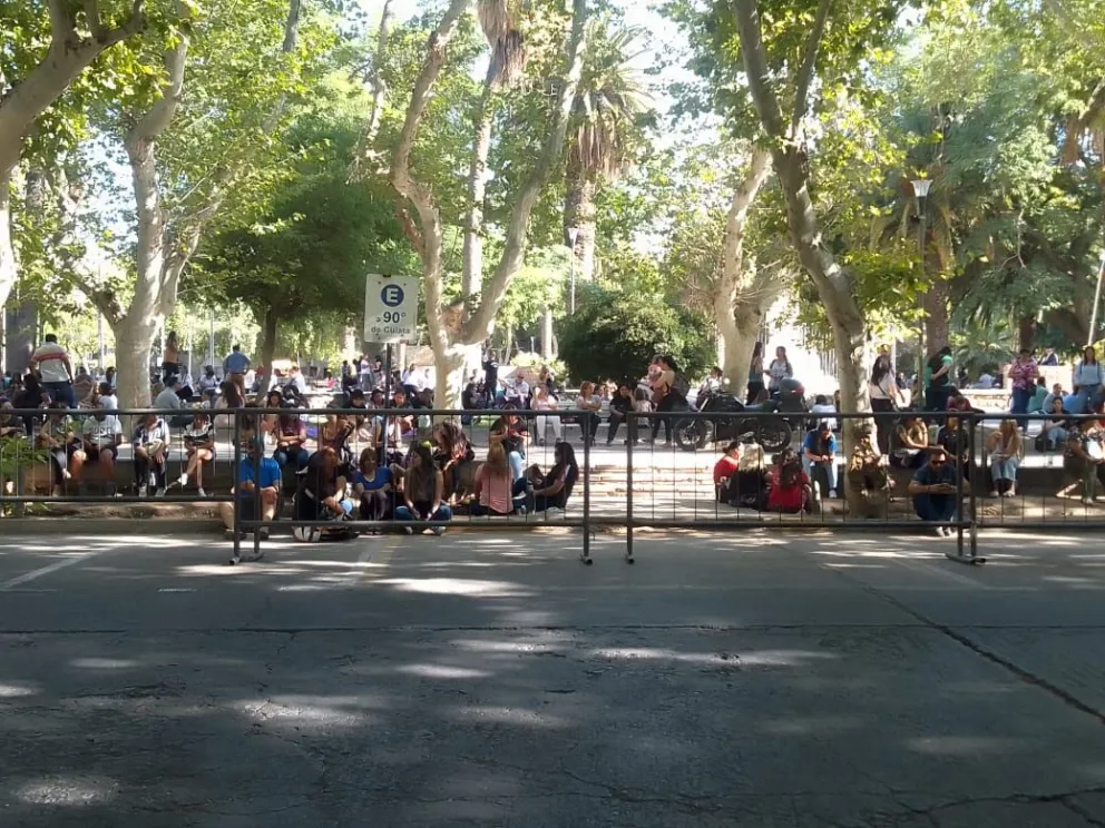 Expectativas y mucha ansiedad: así viven los padres de los alumnos que buscan ingresar a los colegios preuniversitarios
