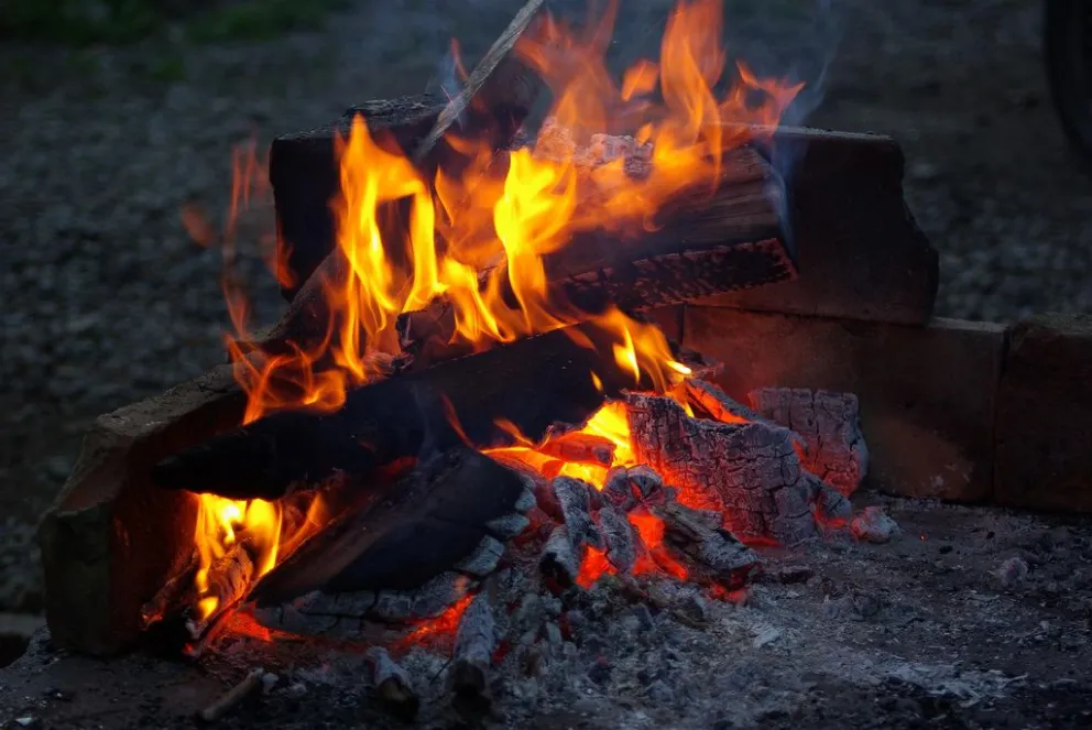 Hizo asado, dejó las brasas encendidas y se le quemó parte del garage y el auto