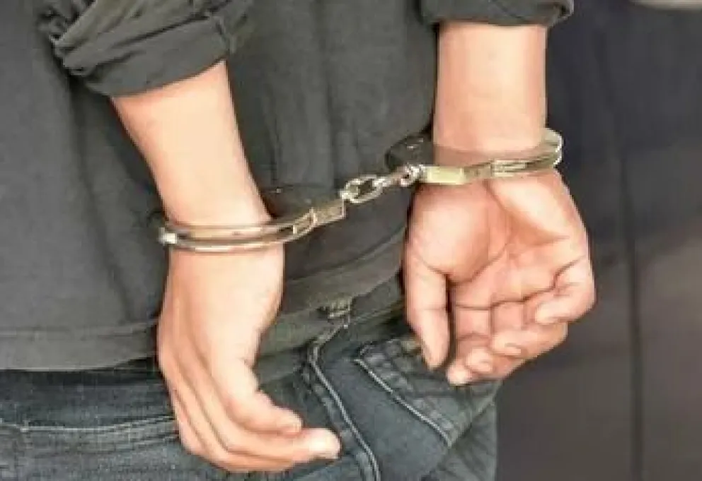 Atraparon a un ladrón que se había escondido en el baño 