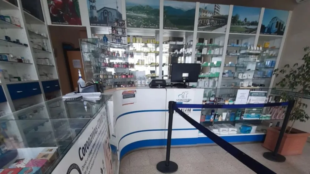 Farmacias sanjuaninas se sumaron a una protesta en contra del DNU de Milei 