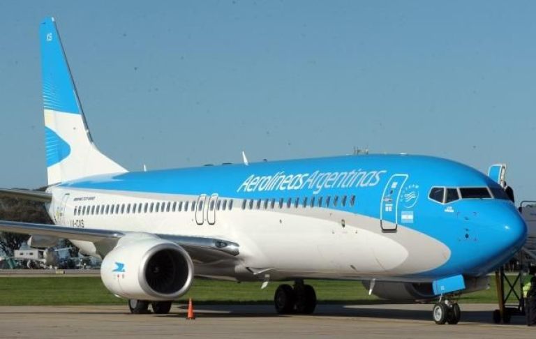 Gobierno de Milei allana el camino para la privatización de empresas públicas y la cesión de acciones en Aerolíneas Argentinas
