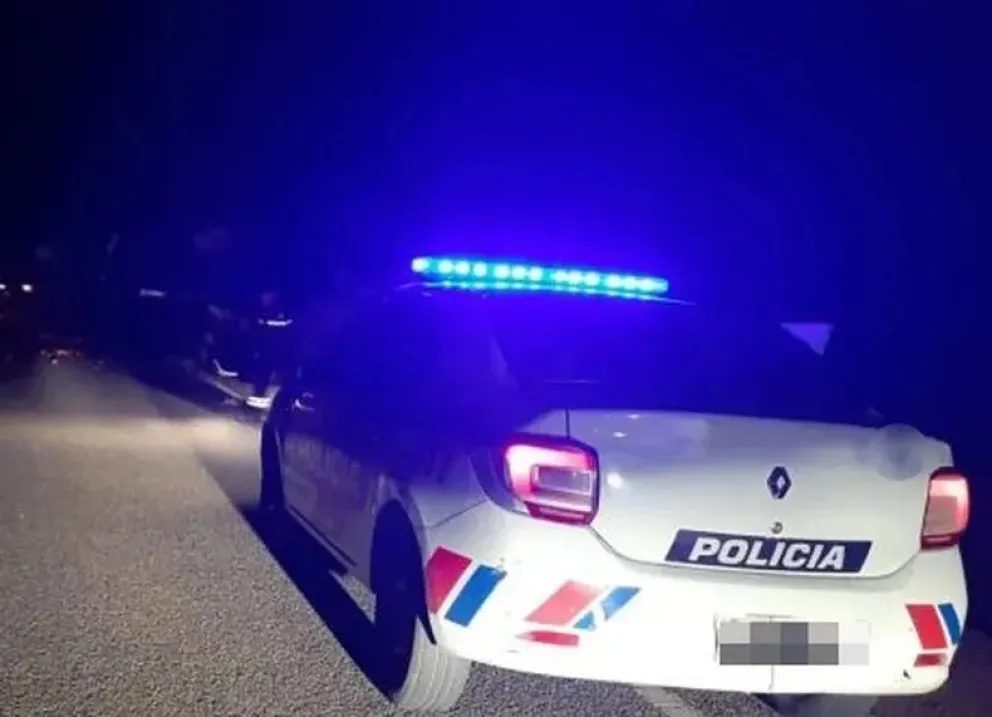 Una pareja de turistas chocaron y terminaron contra un cerro
