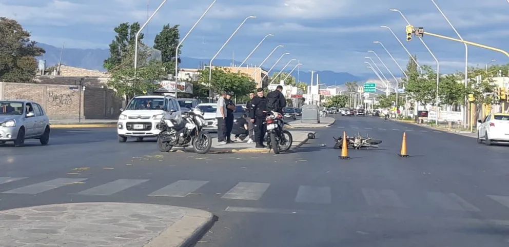 Fuerte choque entre un taxi y una moto en Rivadavia