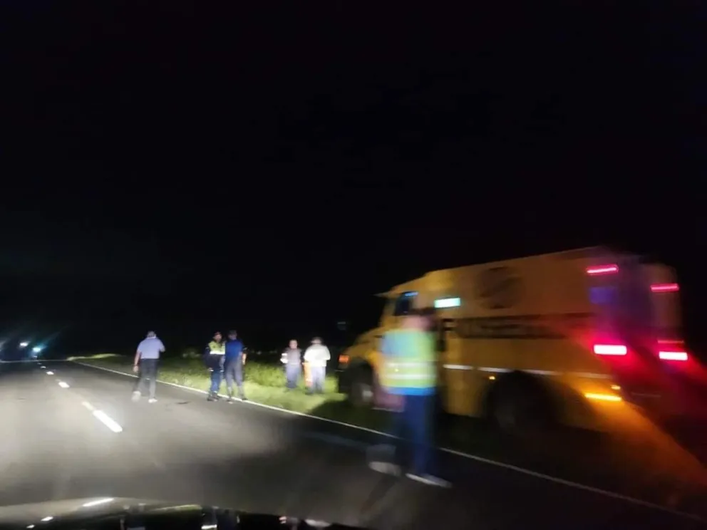 Se le abrió la puerta a un camión de caudales y se le cayó la plata en plena ruta