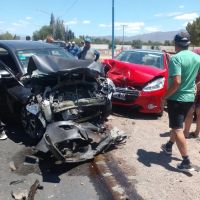 Tres personas terminaron hospitalizadas tras un fuerte choque en Albardón 