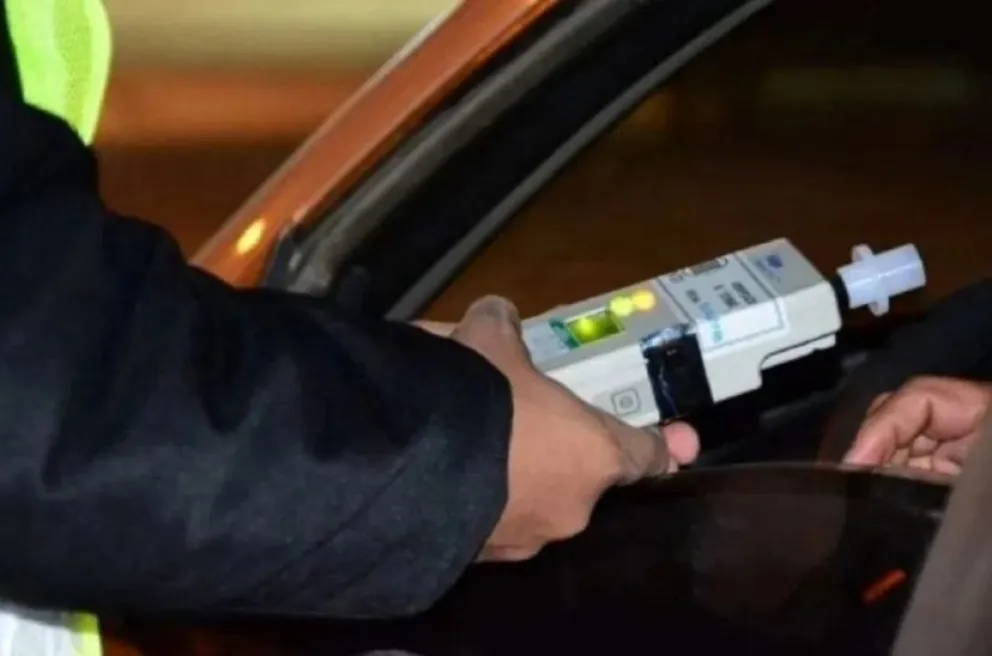 Un automovilista manejaba ebrio y chocó contra el guardarraíl 