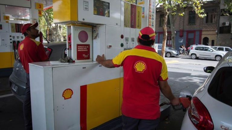 Aumentó el precio del combustible: Shell dió el primer paso con un 15% 