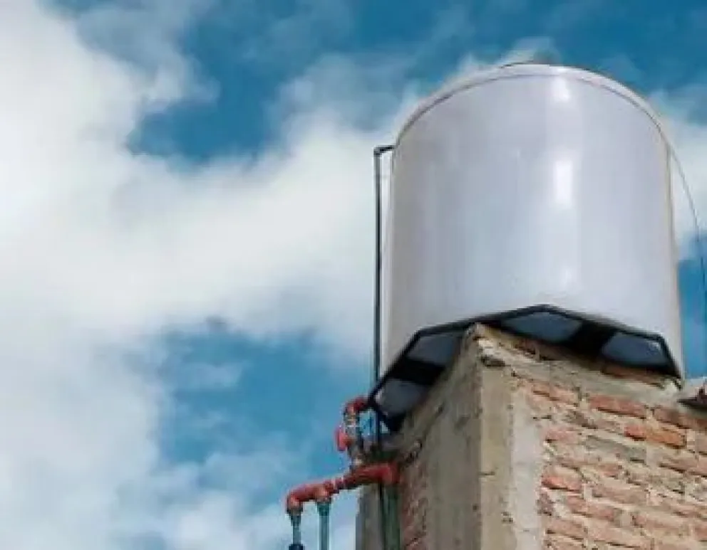 Difícil de disimular: se quería llevar un tanque de agua ajeno y lo detuvieron