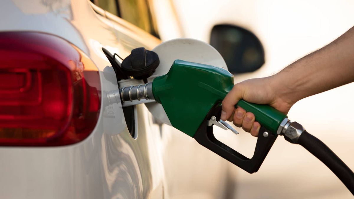 Descongelan un impuesto a los combustibles y aumentan el precio: ¿llegará a los $1000 la súper?