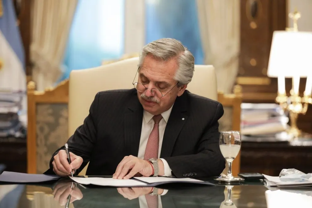A horas de finalizar su mandato, Alberto Fernández dictó un decreto para que el Estado cubra los costos de su custodia fuera del país