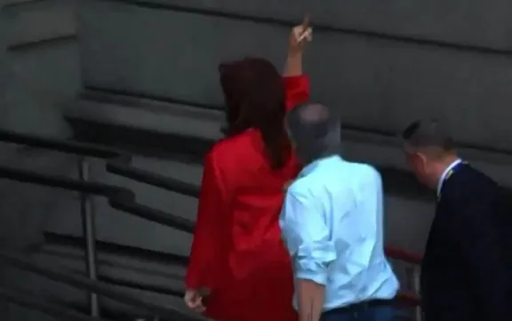 El "fuck you" de Cristina en su entrada al Congreso