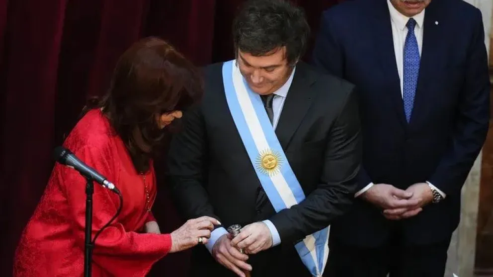 Se develó el misterio: el bastón de Milei homanajea a sus cinco perros
