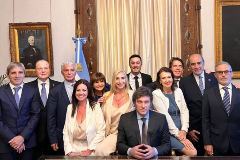 Milei reduce 18 ministerios a 9 en su primer DNU: la jura fue en secreto 
