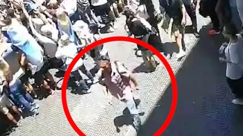 Identificaron al hombre que le lanzó la botella al presidente 