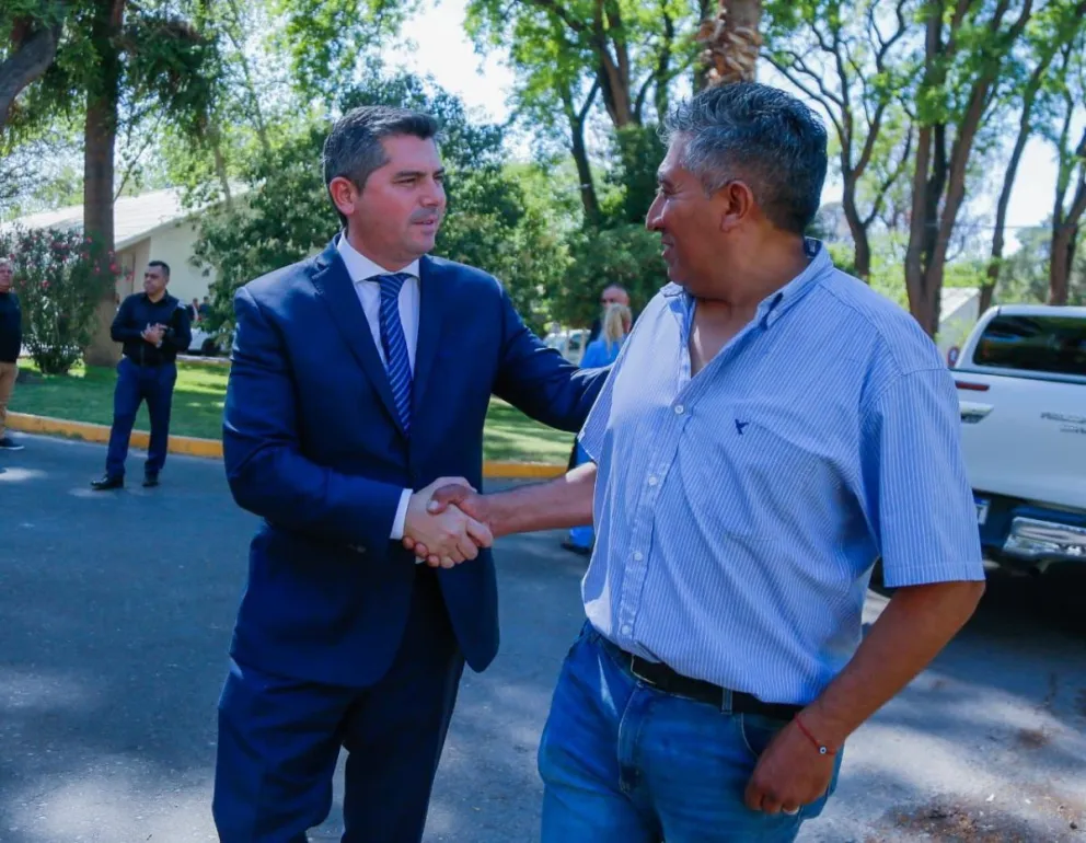 Marcelo Orrego llegó a Casa de Gobierno y saludó al personal del lugar