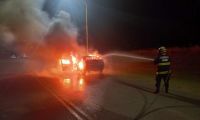 Un auto de alta gama se incendió por completo en Santa Lucia 