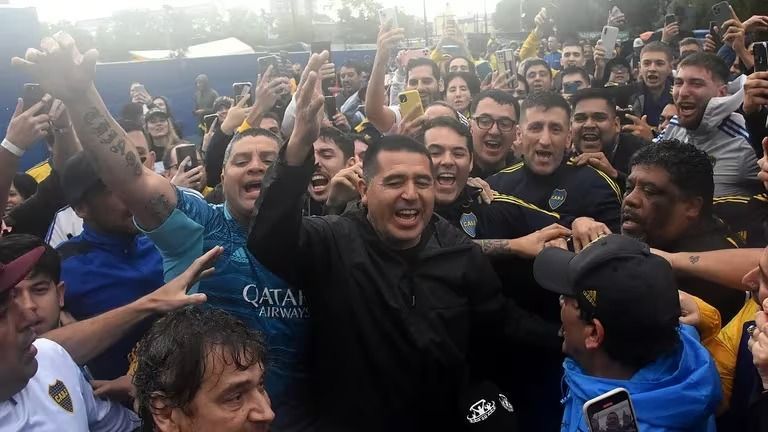 Riquelme sacó una leve ventaja en las elecciones de Boca 
