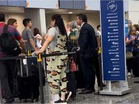 Viralizaron una foto del gobernador haciendo fila en el aeropuerto de San Juan 
