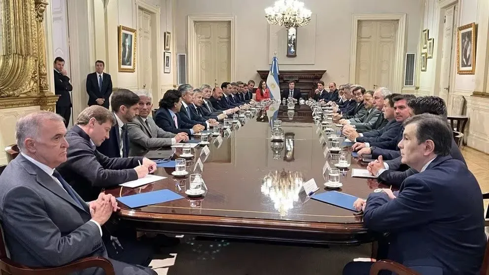 Gobernadores peronistas rechazaron la reversión del impuesto a las ganancias y proponen coparticipación del impuesto al cheque