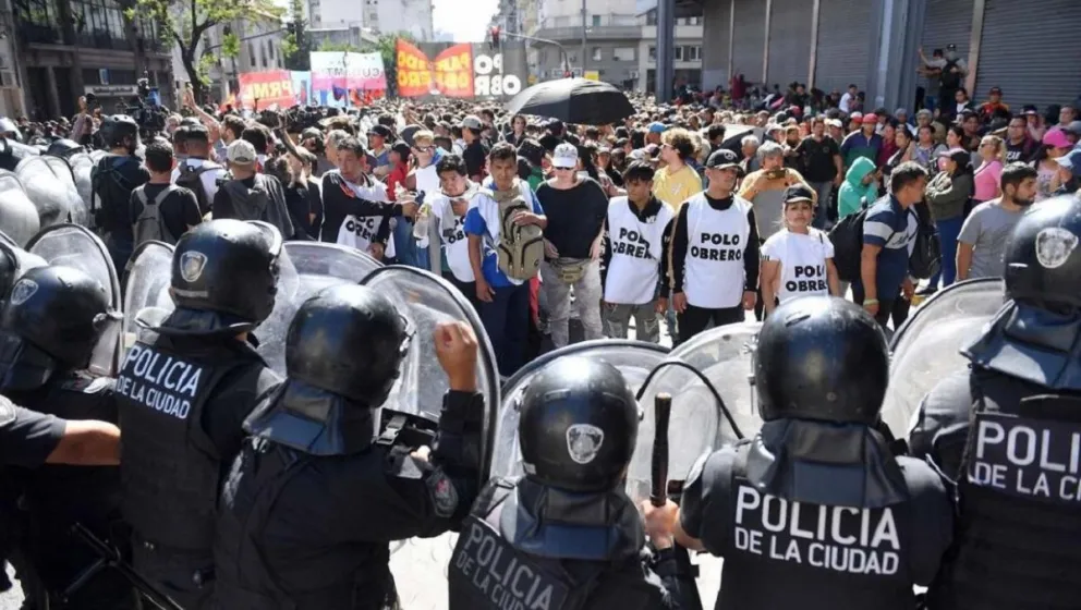Manifestantes se enfrentaron con la Policía en el comienzo de la protesta