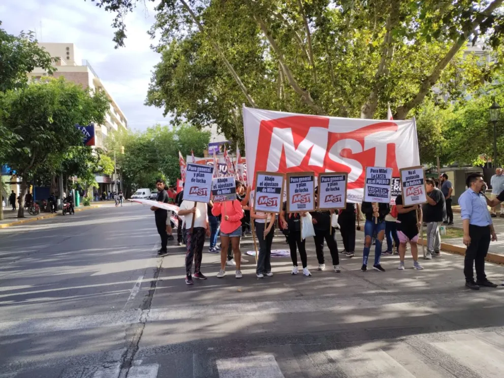 20D: de forma ordenada y tranquila organizaciones sociales marchan en el centro de San Juan