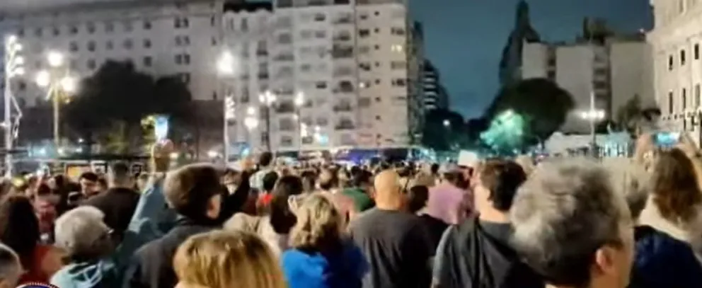Cacerolazos y malestar: reacciones ante las medidas económicas de Milei