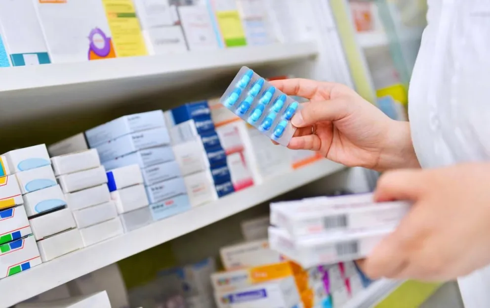 Los farmacéuticos repudian el DNU de Milei: “Pone en riesgo la salud de la población”