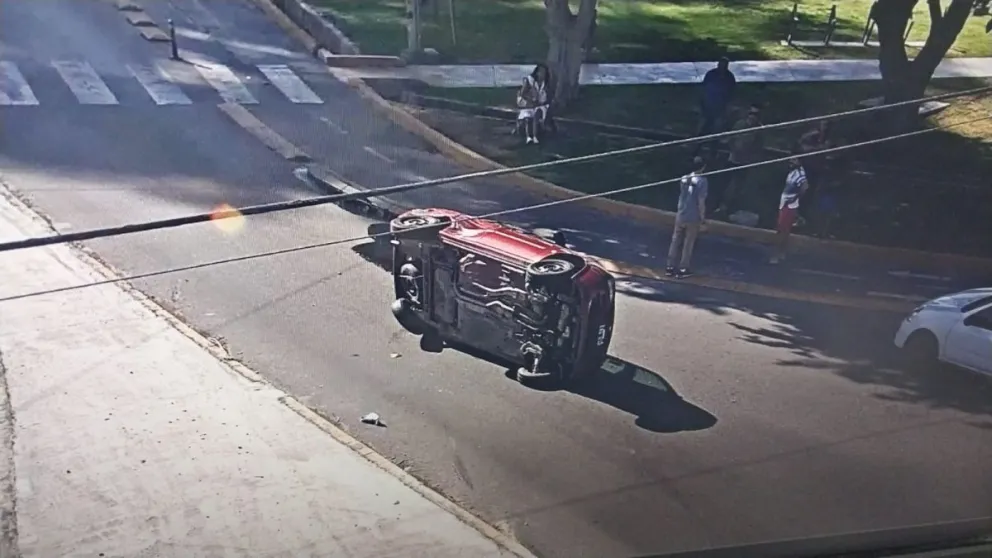 Un auto volcó en una transitada esquina capitalina y no hubo heridos 