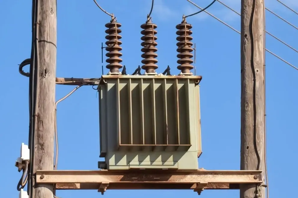 Detuvieron a dos sujetos por robar un transformador aéreo de Energía San Juan