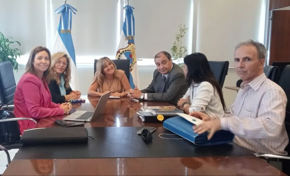 Silvia Fuentes ministra educacion reunion con gremios docentes 2024