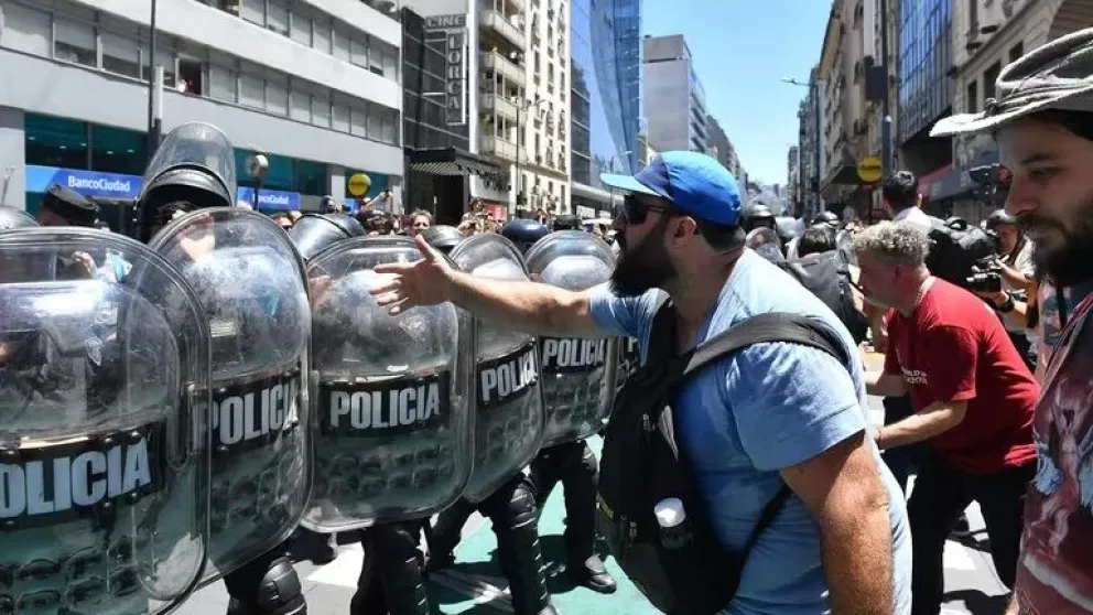 Incidentes entre la CGT y la Policía durante la desconcentración de la marcha