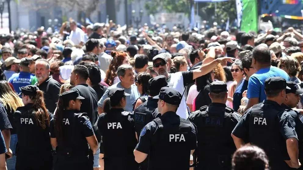 Polémica: la Ley Ómnibus plantea que se deberá pedir permiso para la reuniones sociales de más de tres personas 