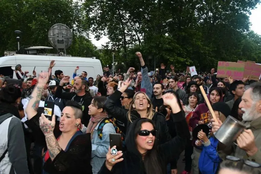 Cacerolazo en Mar del Plata: manifestantes se congregan en cercanías donde actúa Fátima Flórez