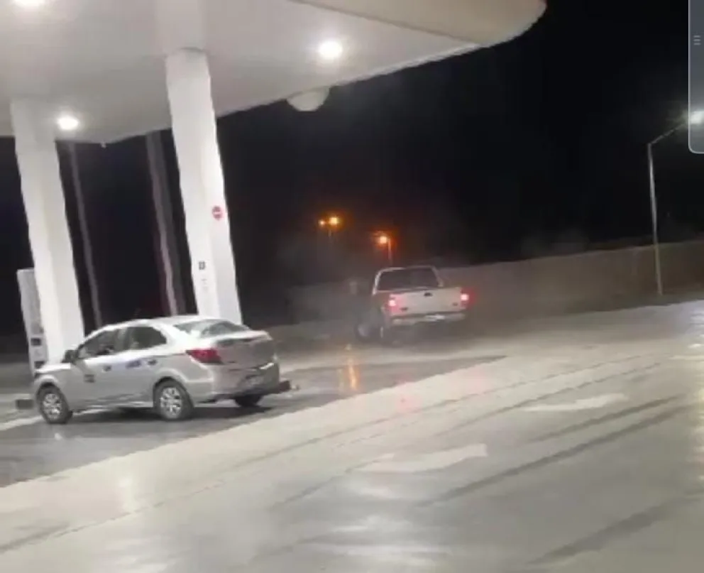 Una camioneta entró a una estación de servicio haciendo trompos 
