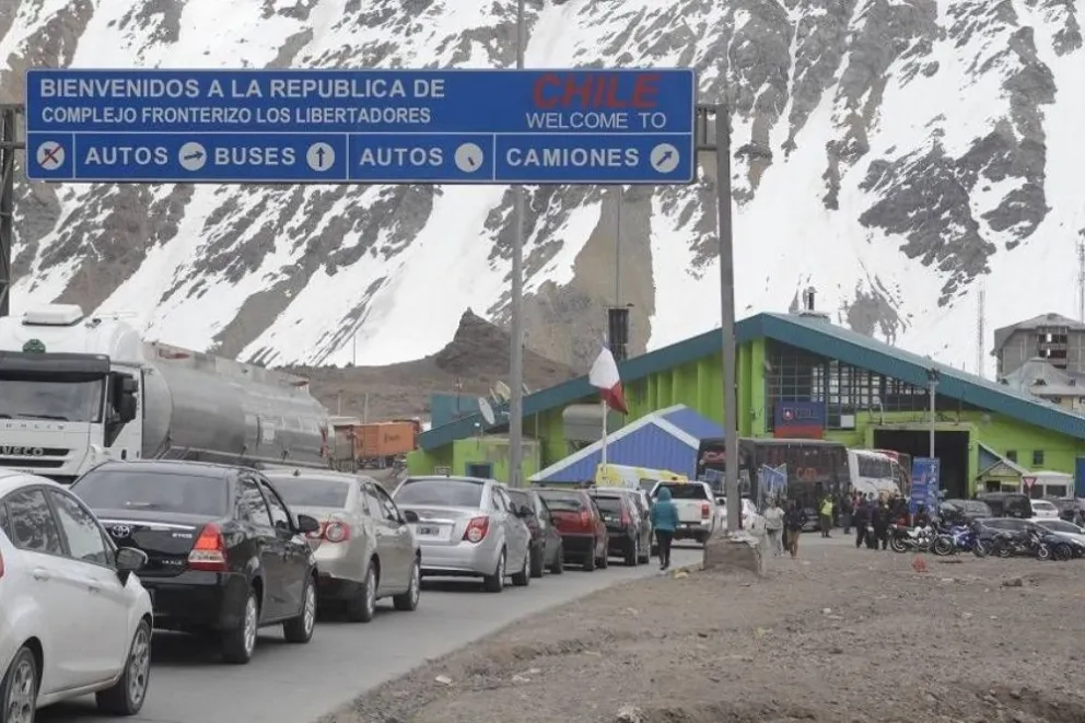 La medida que anunció Aduana para cruzar a Chile y que ya rige en el Paso Cristo Redentor