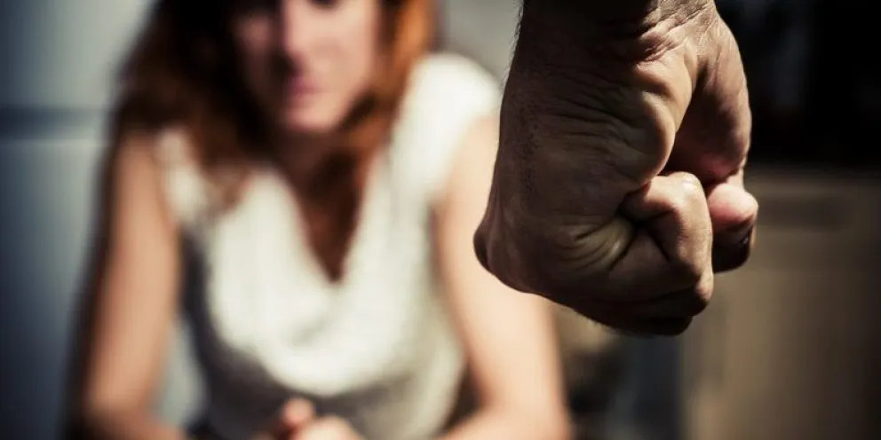 Un hombre fue aprehendido por golpear a su pareja