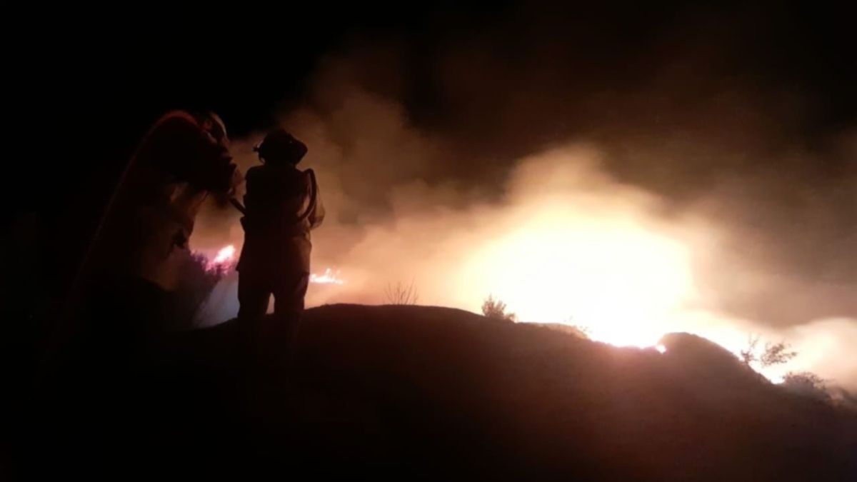 Un gran incendio arrasó pastizales en Pocito