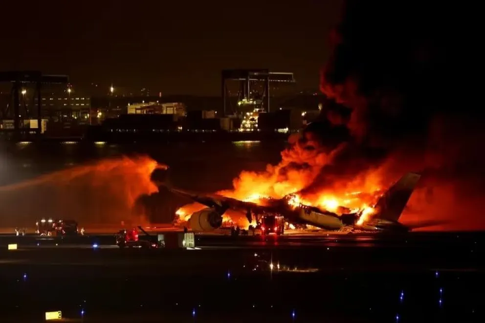 Un avión se estrelló contra una aeronave militar en Japón 