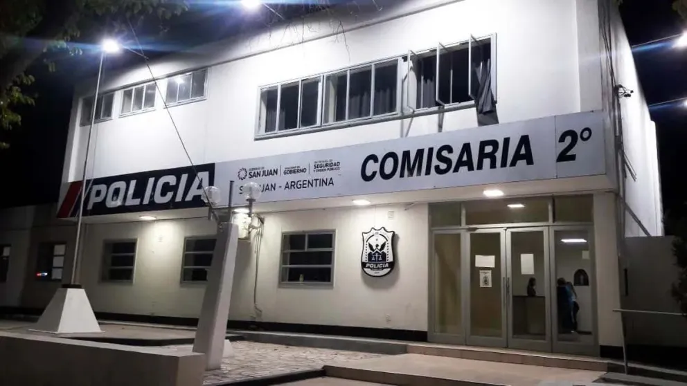 Hacía maniobras peligrosas con una moto y terminó cayendo por ladrón
