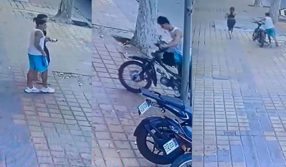 Delincuentes en acción: una pareja fue grabada mientras robaban una moto en pleno centro