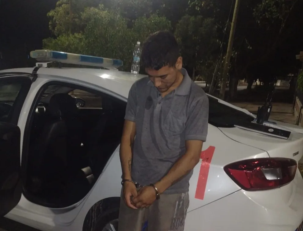 Se metió a un negocio, robó un teléfono y quedó registrado por las cámaras 